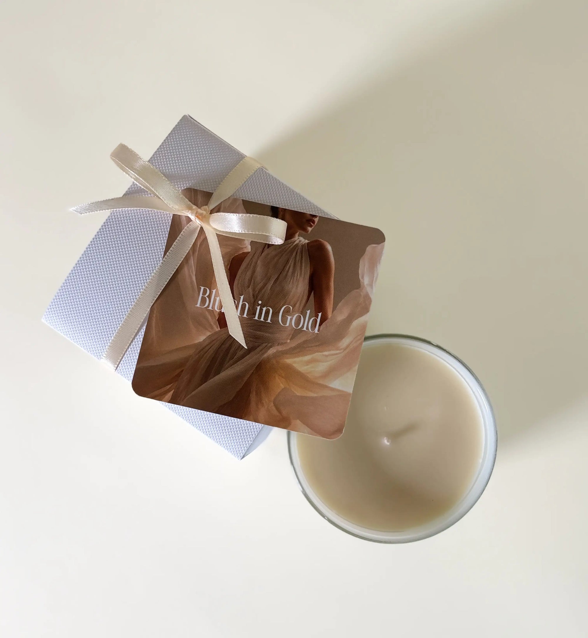 Luxuriöse Duftkerze mit Damascena-Rose, warmem Amber und cremigen Hölzern. Inspiriert von ikonischen Couture-Parfums für elegante Sommerabende, stilvolle Wohnräume und moderne Home-Atmosphäre.