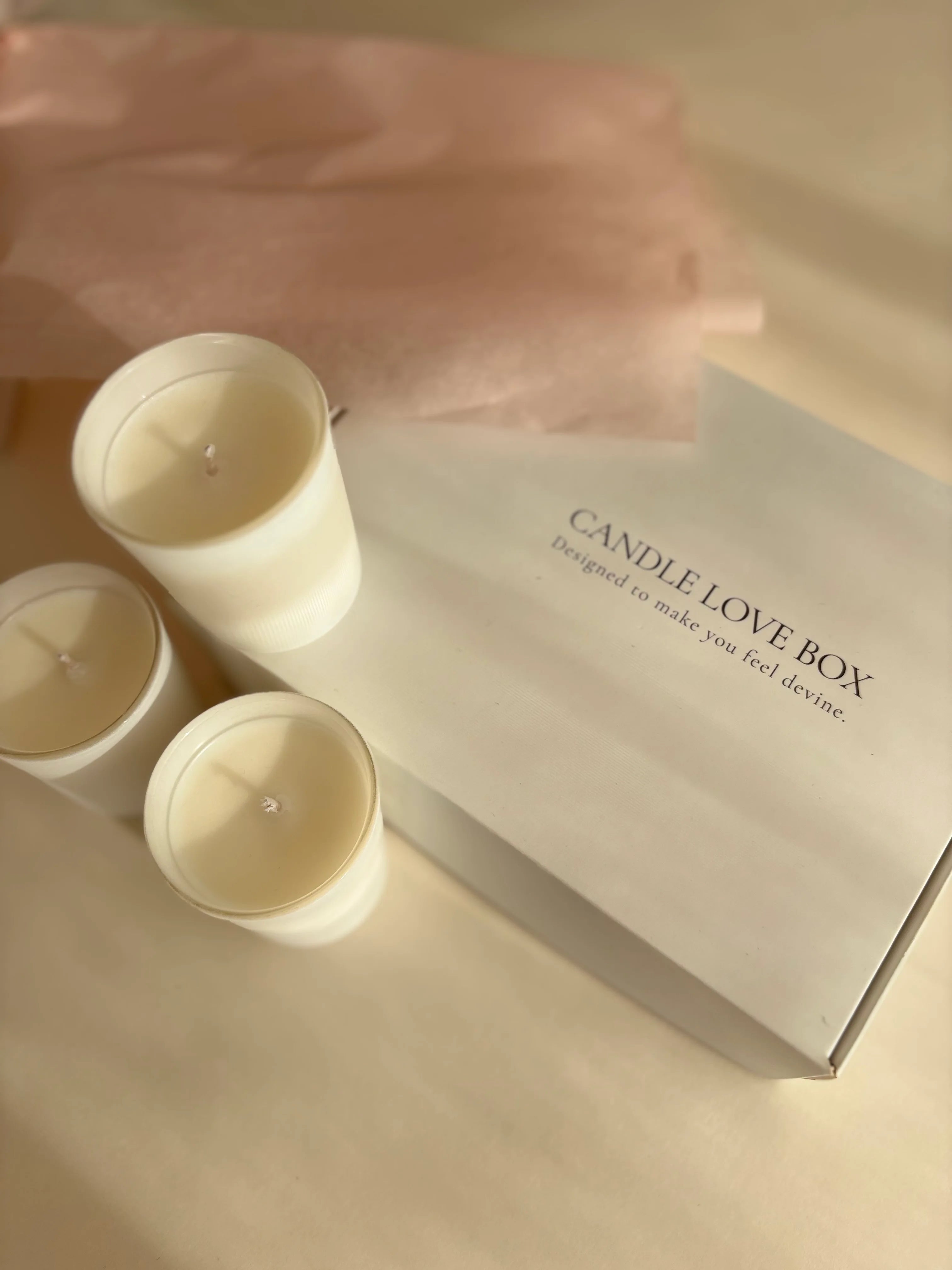 Die Candle Love Box von Mia Soléa ist ein luxuriöses Duftkerzen Set mit drei parfum-inspirierten Duftkerzen und passenden Playlists. Jede Kerze wurde entwickelt, um besondere Momente mit Duft und Musik zu verbinden und eine einzigartige Atmosphäre zu schaffen.