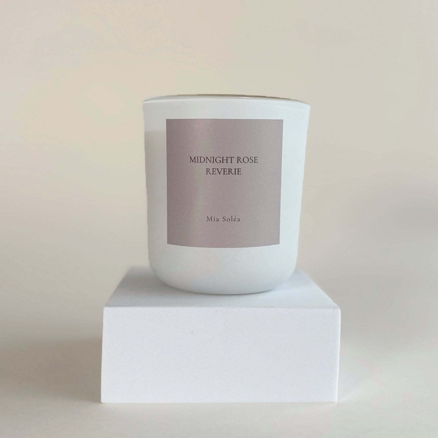 Dunkle rote Rosen als Inspiration für die luxuriöse Duftwelt von Midnight Rose Reverie von Mia Soléa.