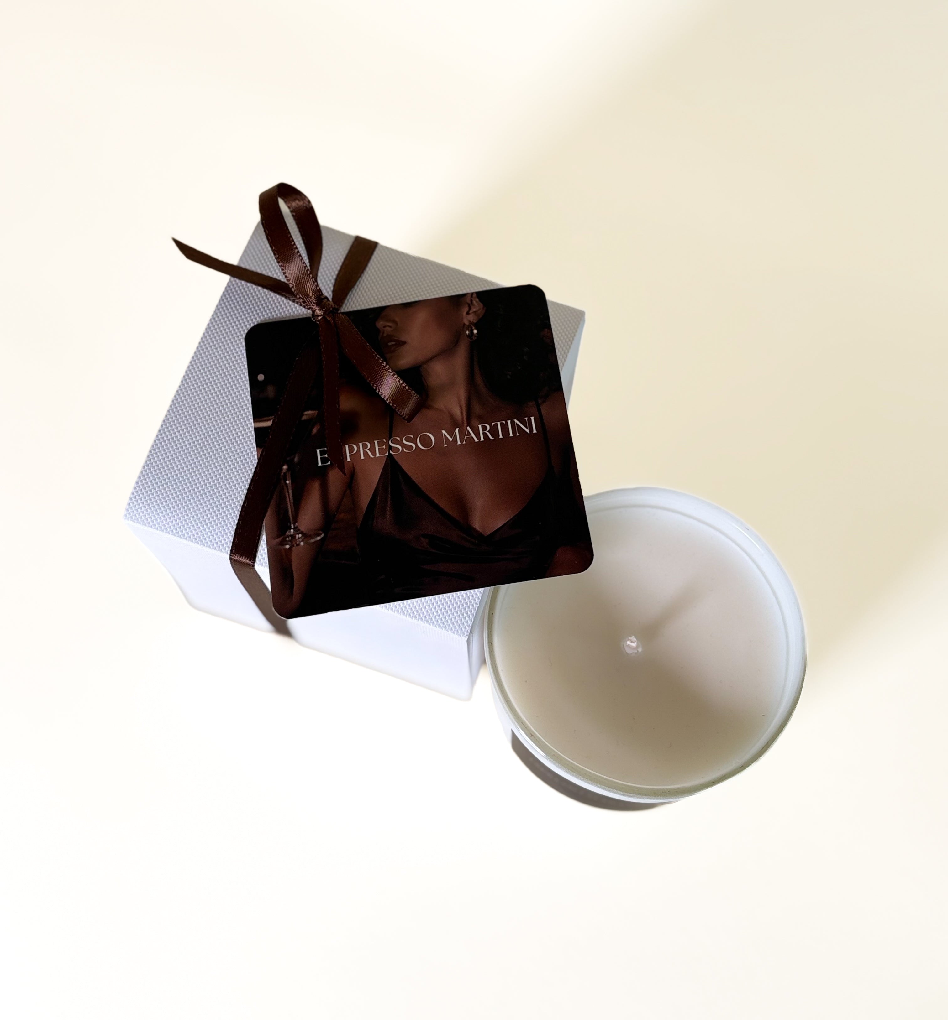 Luxuriöse Duftkerze mit exklusiver Playlist. Espresso, Vanille und Karamell verbinden Duft und Musik zu einem besonderen Erlebnis für lange Abende.