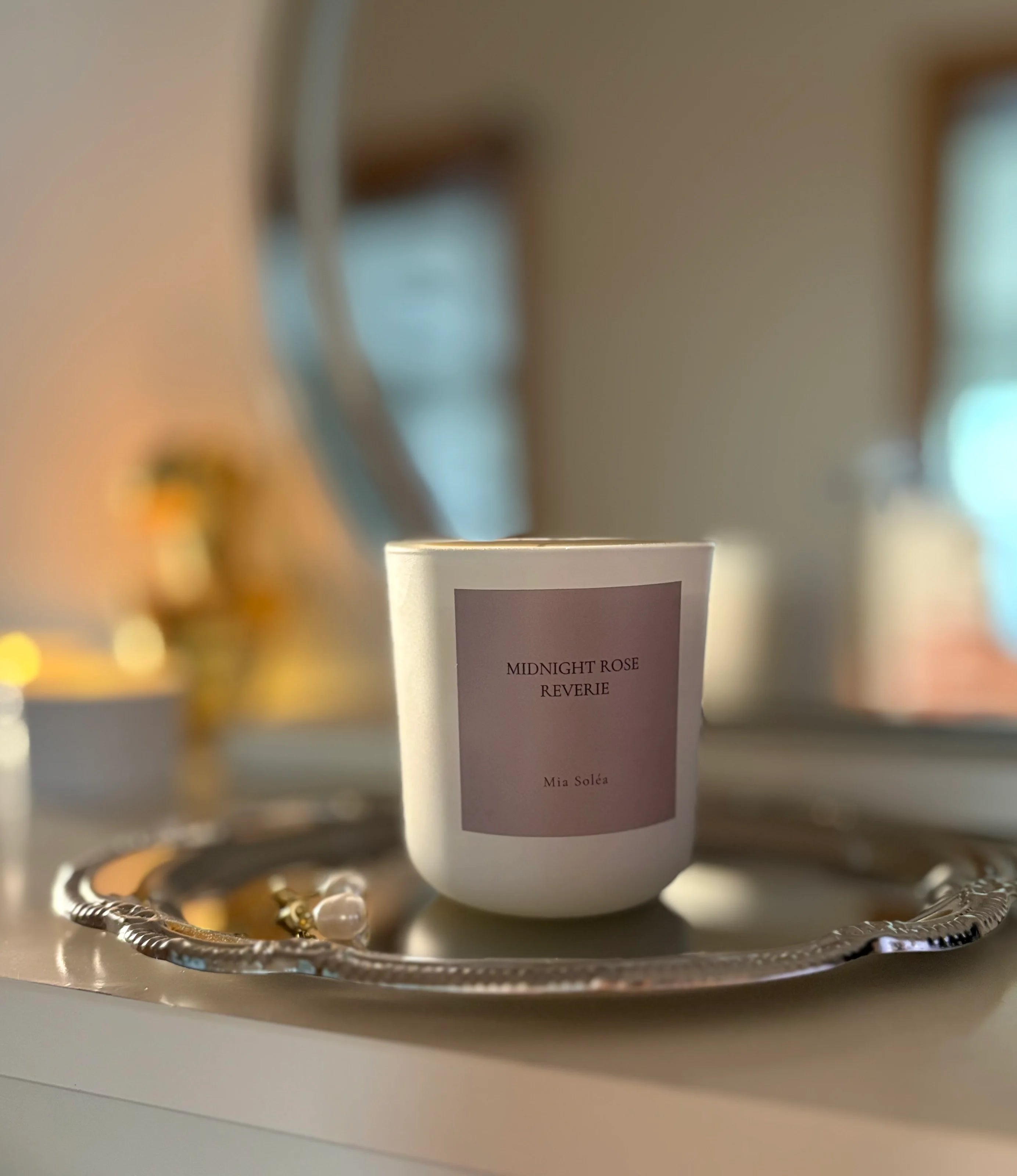 Luxuriöse Duftkerze inspiriert von hochwertigem Parfum mit dunkler Rose und warmer Tiefe.