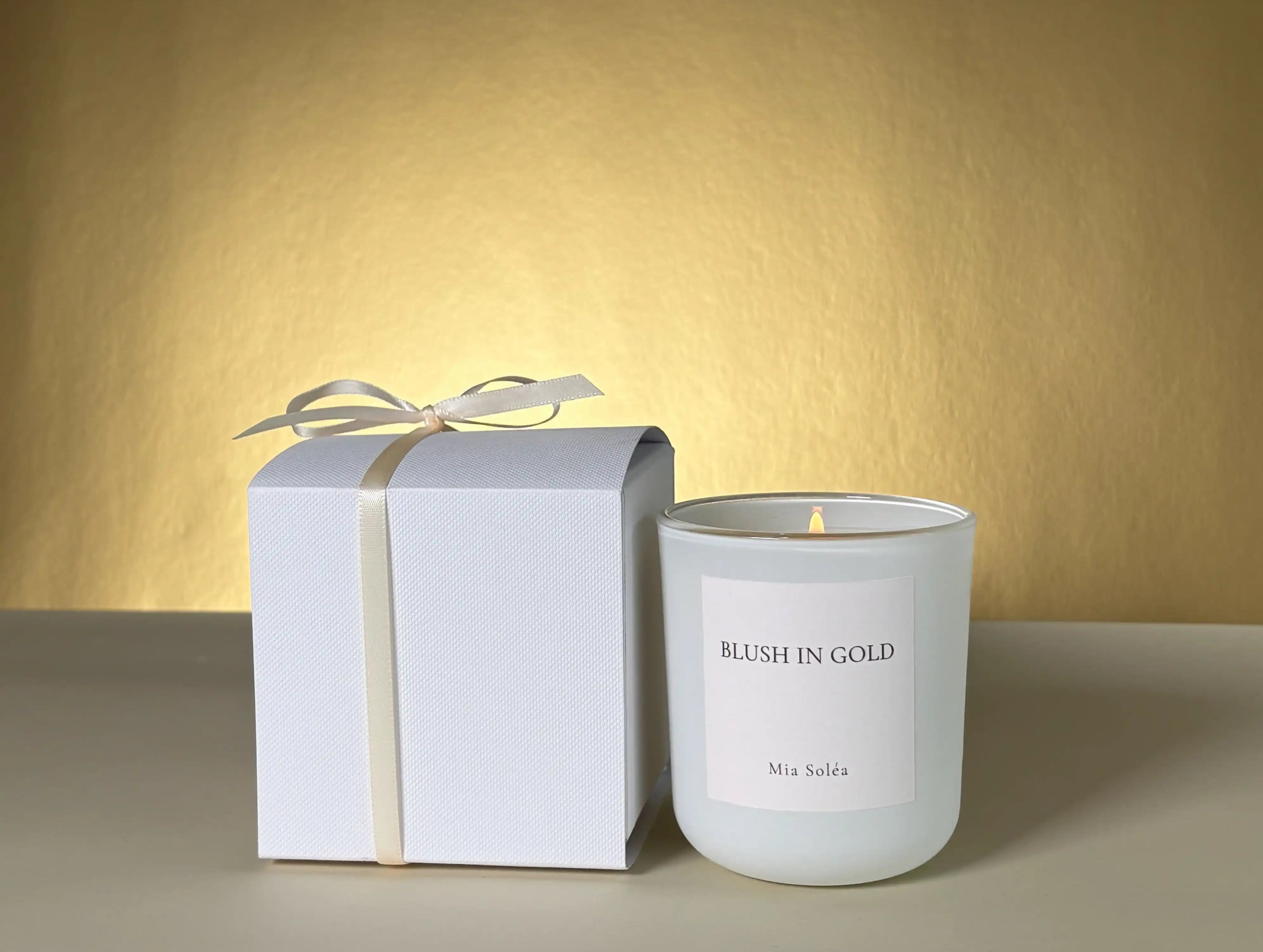 Elegante Duftkerze mit floralen Noten, warmem Amber und cremigen Hölzern. Perfekt für luxuriöses Interior Design, moderne Wohnräume und entspannte Abendrituale.