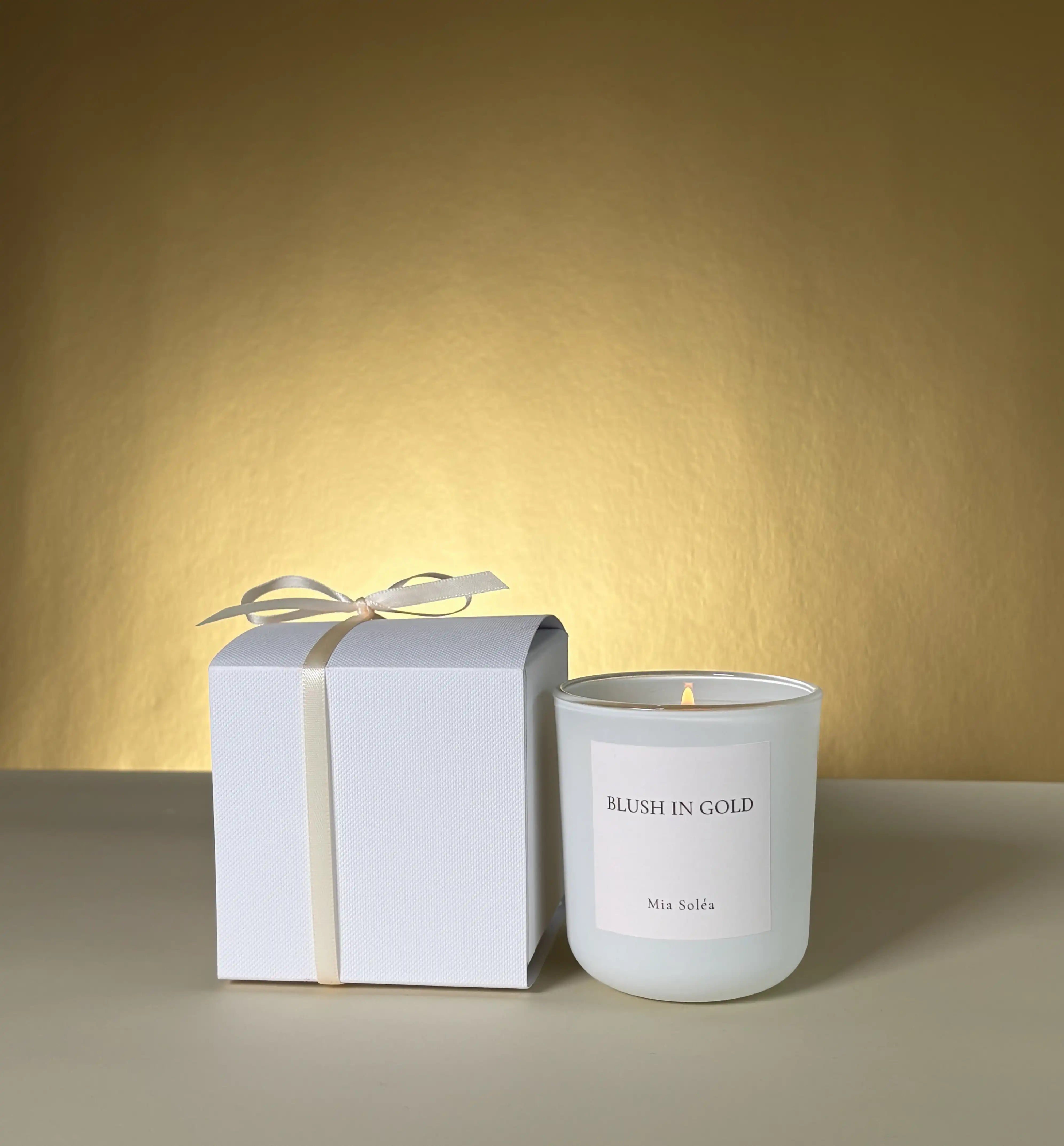 Elegante Duftkerze mit floralen Noten, warmem Amber und cremigen Hölzern. Perfekt für luxuriöses Interior Design, moderne Wohnräume und entspannte Abendrituale.