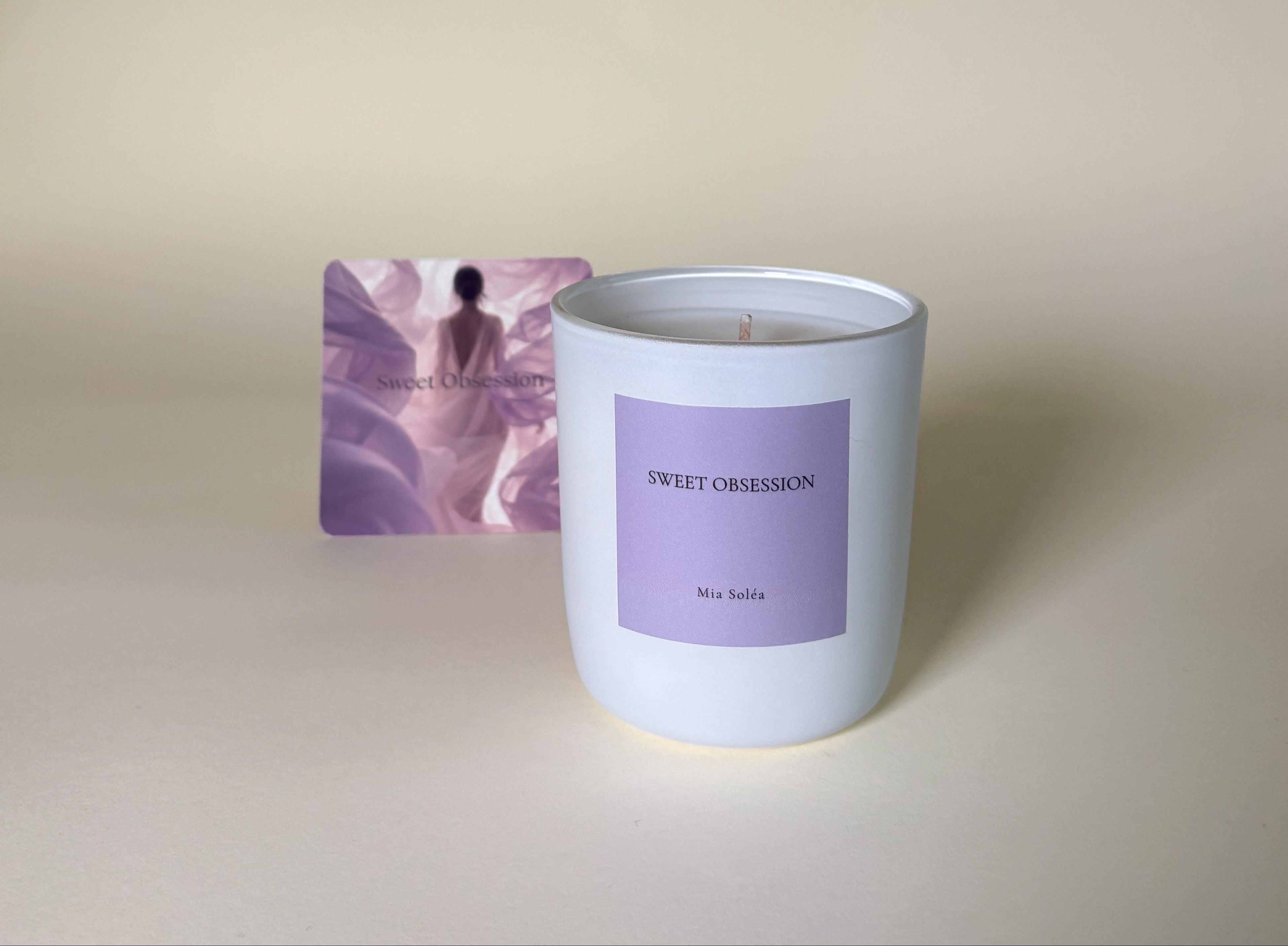 Elegante Duftkerze mit warmer Vanille, floralen Akkorden und cremigen Noten. Perfekt für gemütliche Abende und luxuriöse Home-Atmosphäre.
