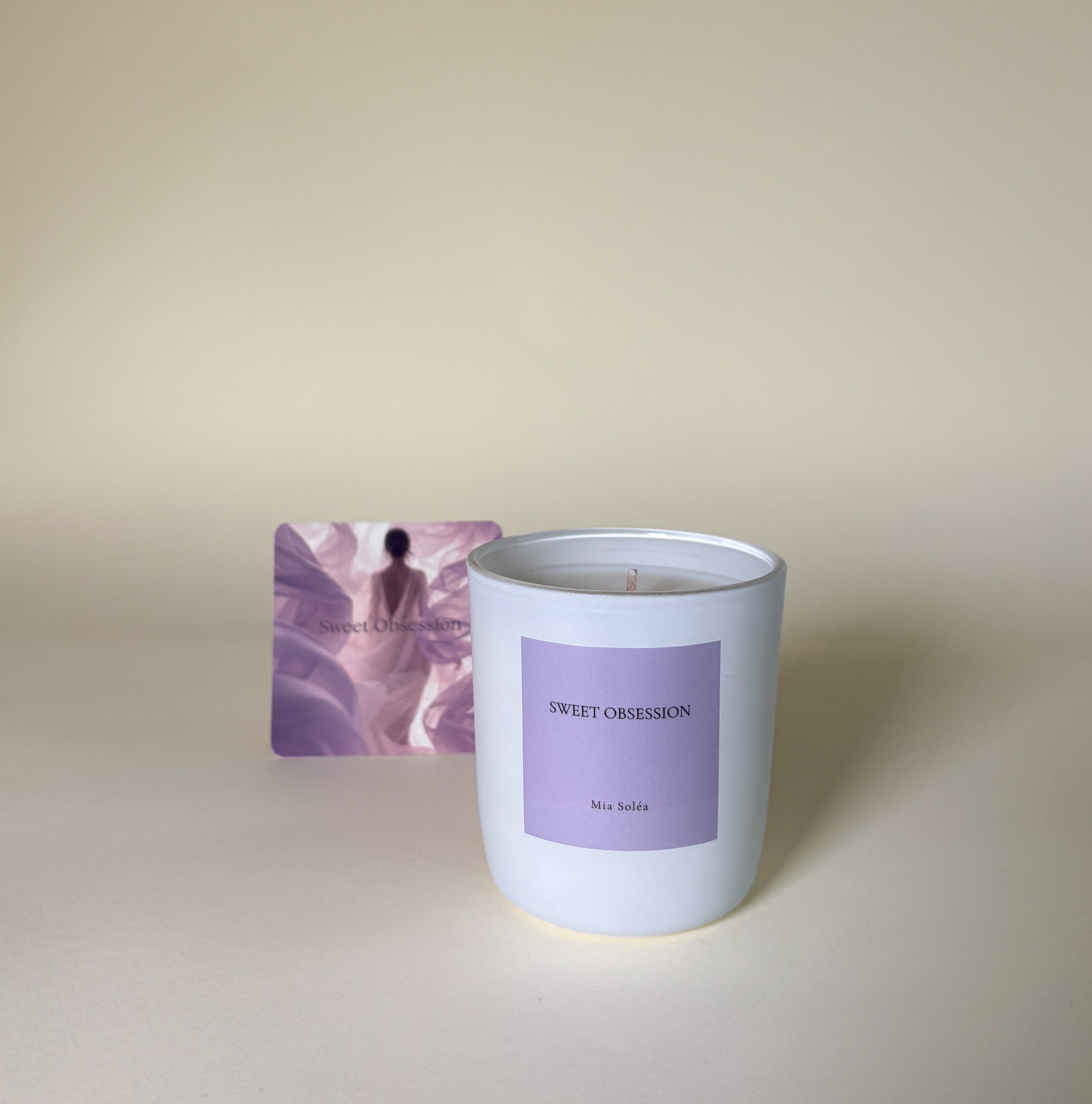Elegante Duftkerze mit warmer Vanille, floralen Akkorden und cremigen Noten. Perfekt für gemütliche Abende und luxuriöse Home-Atmosphäre.