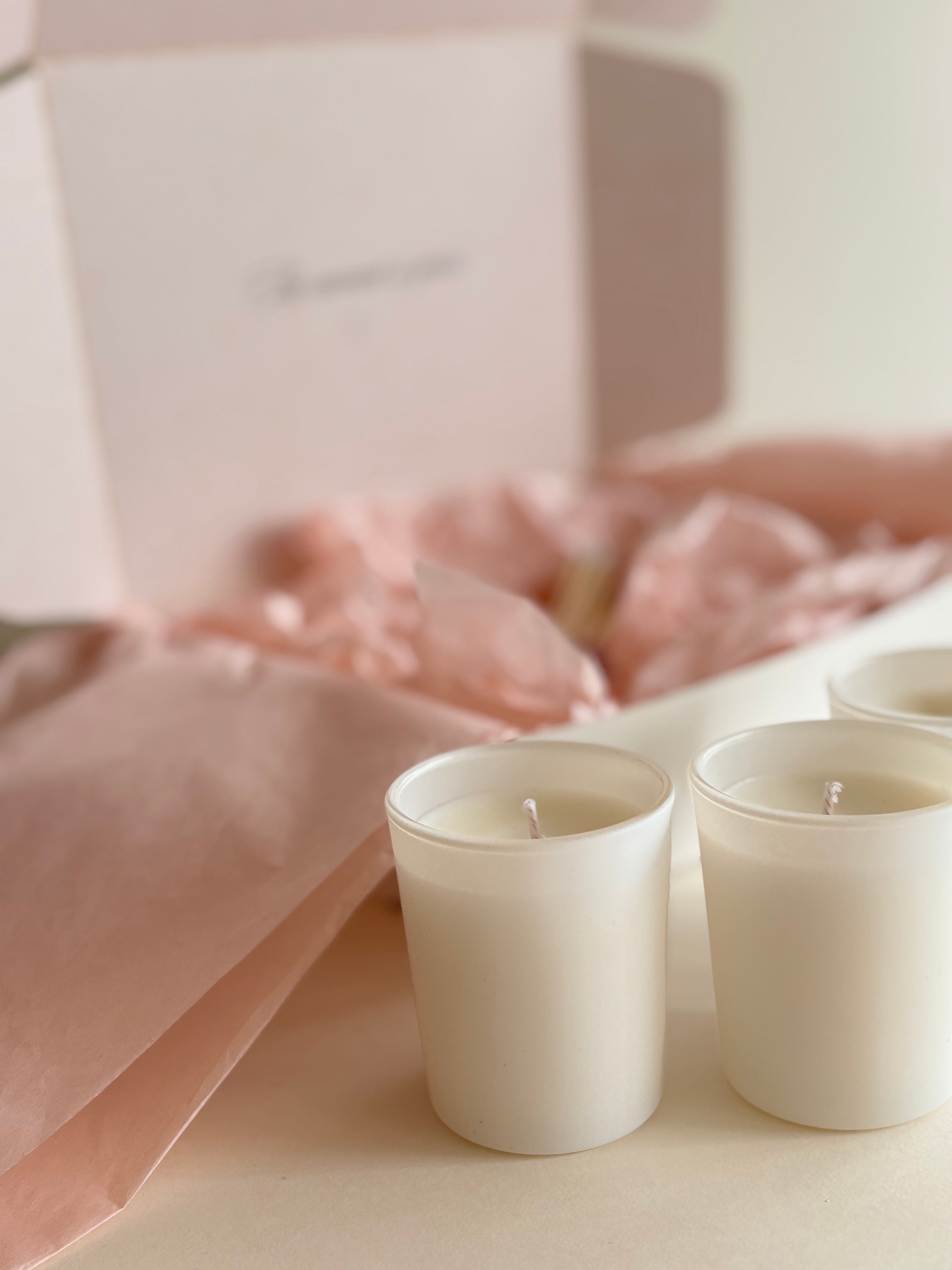 Drei parfum-inspirierte Duftkerzen in einer exklusiven Kerzenbox. Die Candle Love Box enthält sorgfältig ausgewählte Duftkompositionen und kuratierte Playlists für ein besonderes Duft- und Musikerlebnis zuhause.