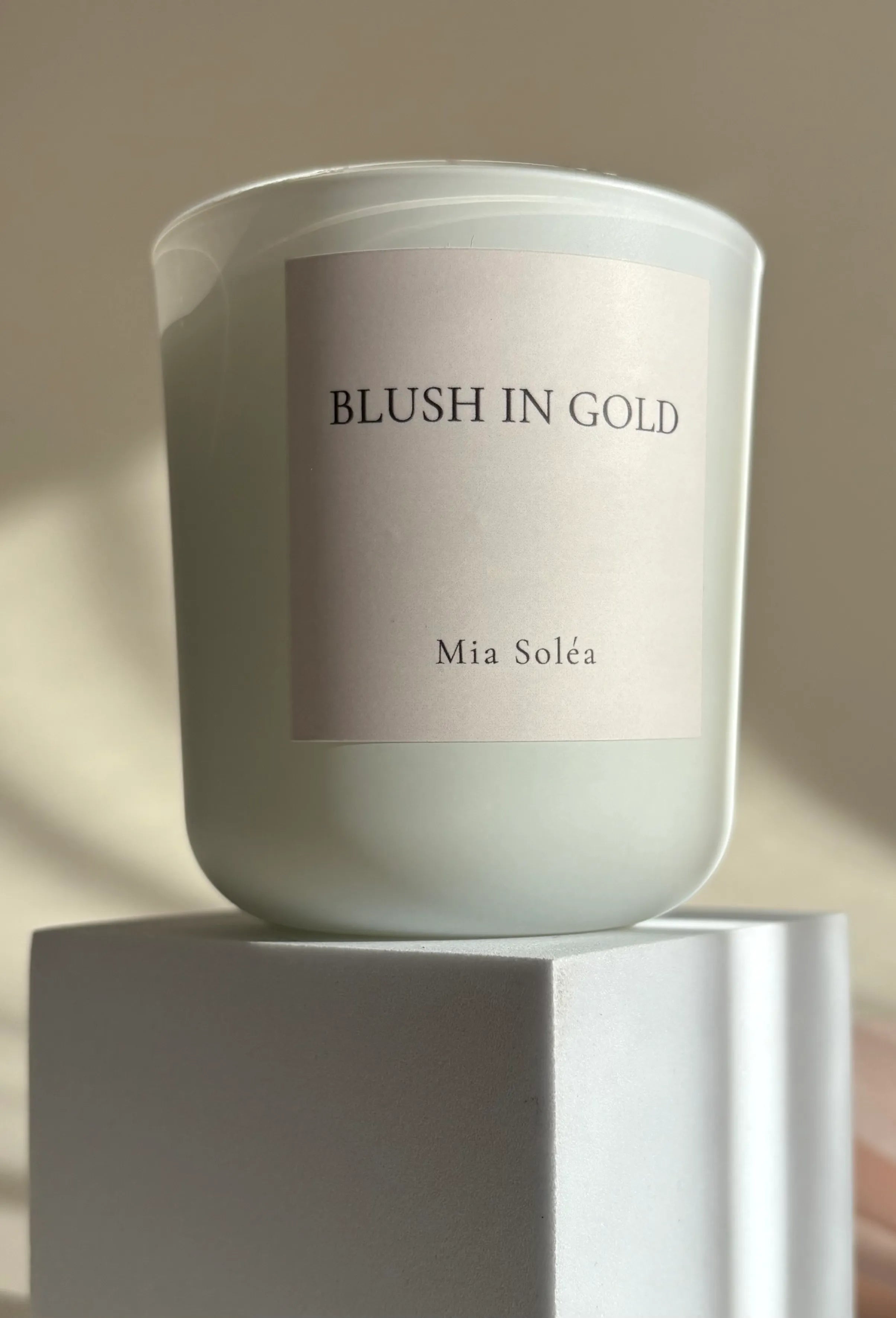 Elegante Duftkerze von Mia Soléa mit passender Playlist für Selfcare- und Wohlfühlmomente.