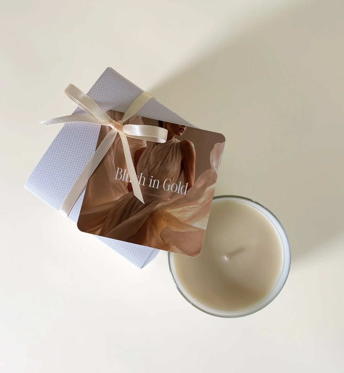 Luxuriöse Duftkerze mit Damascena-Rose, warmem Amber und cremigen Hölzern. Inspiriert von ikonischen Couture-Parfums für elegante Sommerabende, stilvolle Wohnräume und moderne Home-Atmosphäre.