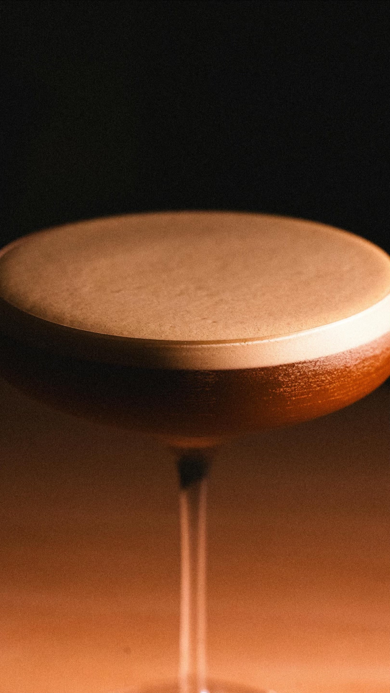 Espresso Martini von Mia Soléa ist eine parfum-inspirierte Duftkerze mit Kaffee, Karamell, Vanille und Rum-Akkorden. Inspiriert von Hotelbars nach Mitternacht und der Atmosphäre eines Espresso Martini verbindet die Kerze Duft und Musik zu einem besonderen After-Dark-Erlebnis.