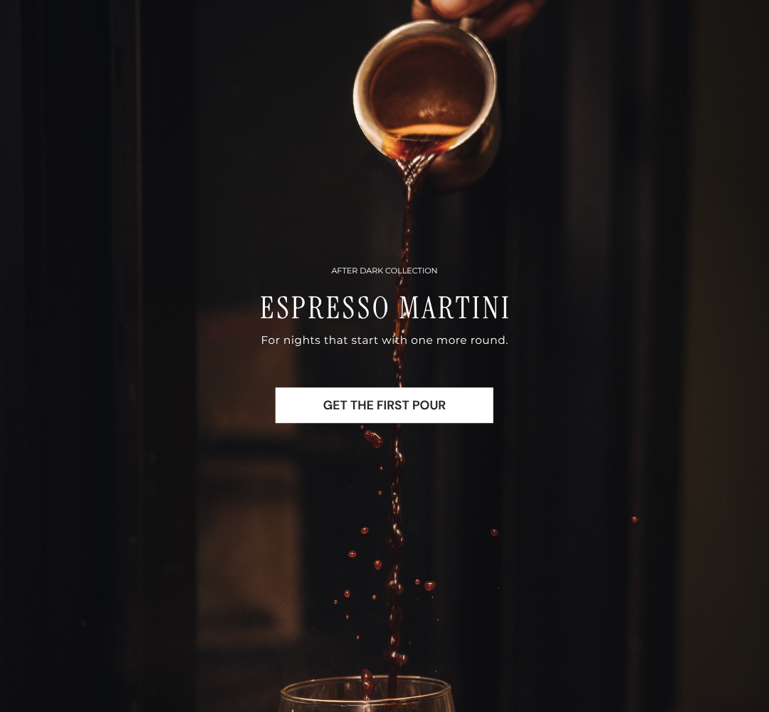 Luxuriöse Duftkerze mit Kaffee, Karamell, Vanille und warmen Rum-Noten. Espresso Martini von Mia Soléa erinnert an elegante Hotelbars, goldene Lichtreflexe und Nächte, die länger dauern als geplant.