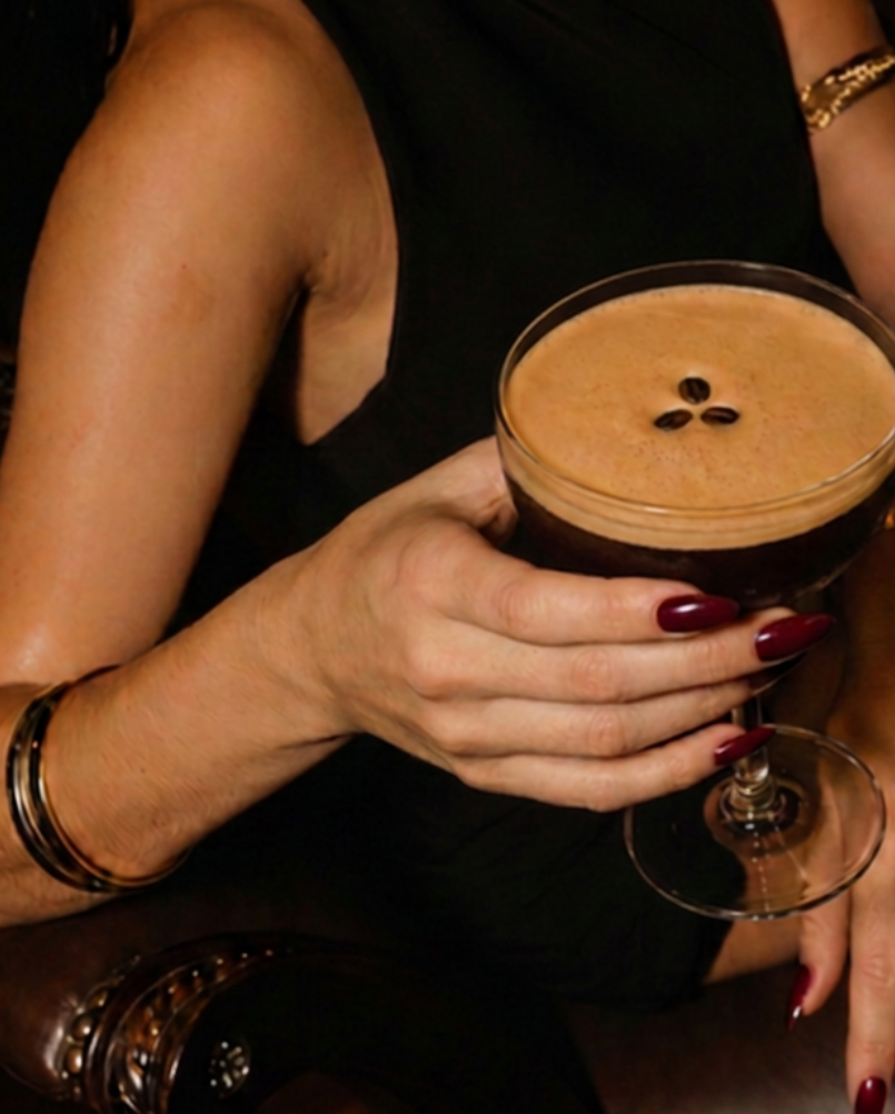 Espresso Martini Cocktail in einer eleganten Bar als Inspiration für die Mia Soléa Duftkerze Espresso Martini mit Noten von Espresso, Rum, Karamell und Vanille.