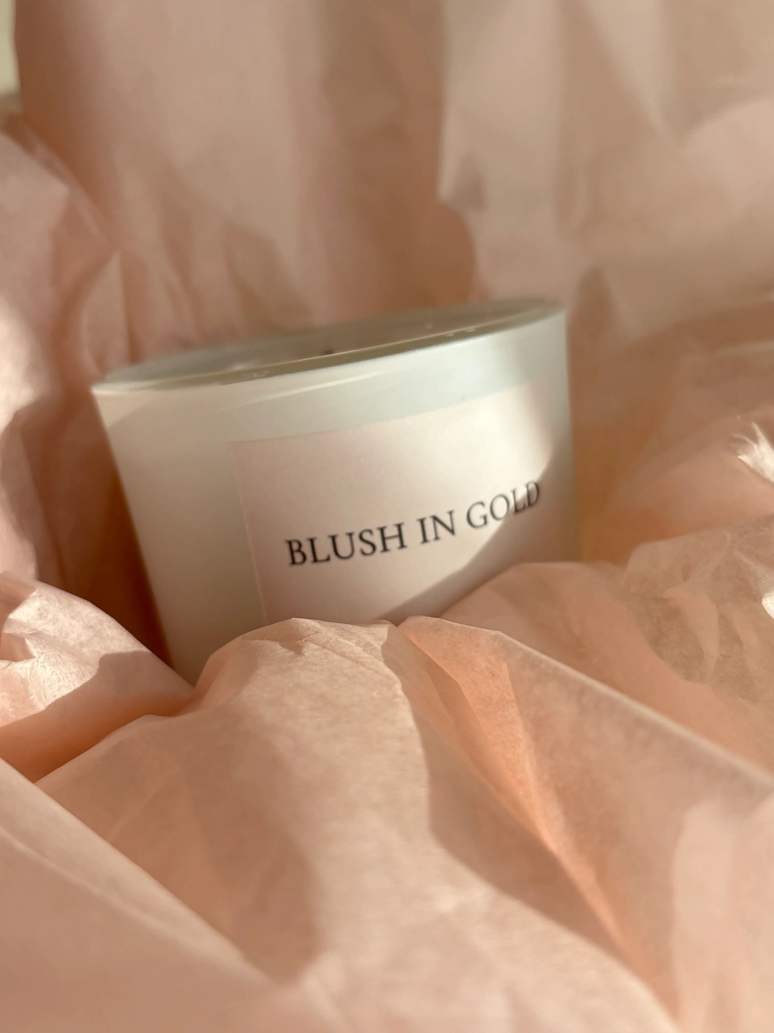 Blush in Gold Duftkerze in blushfarbenem Seidenpapier als luxuriöse Geschenkidee für besondere Momente.