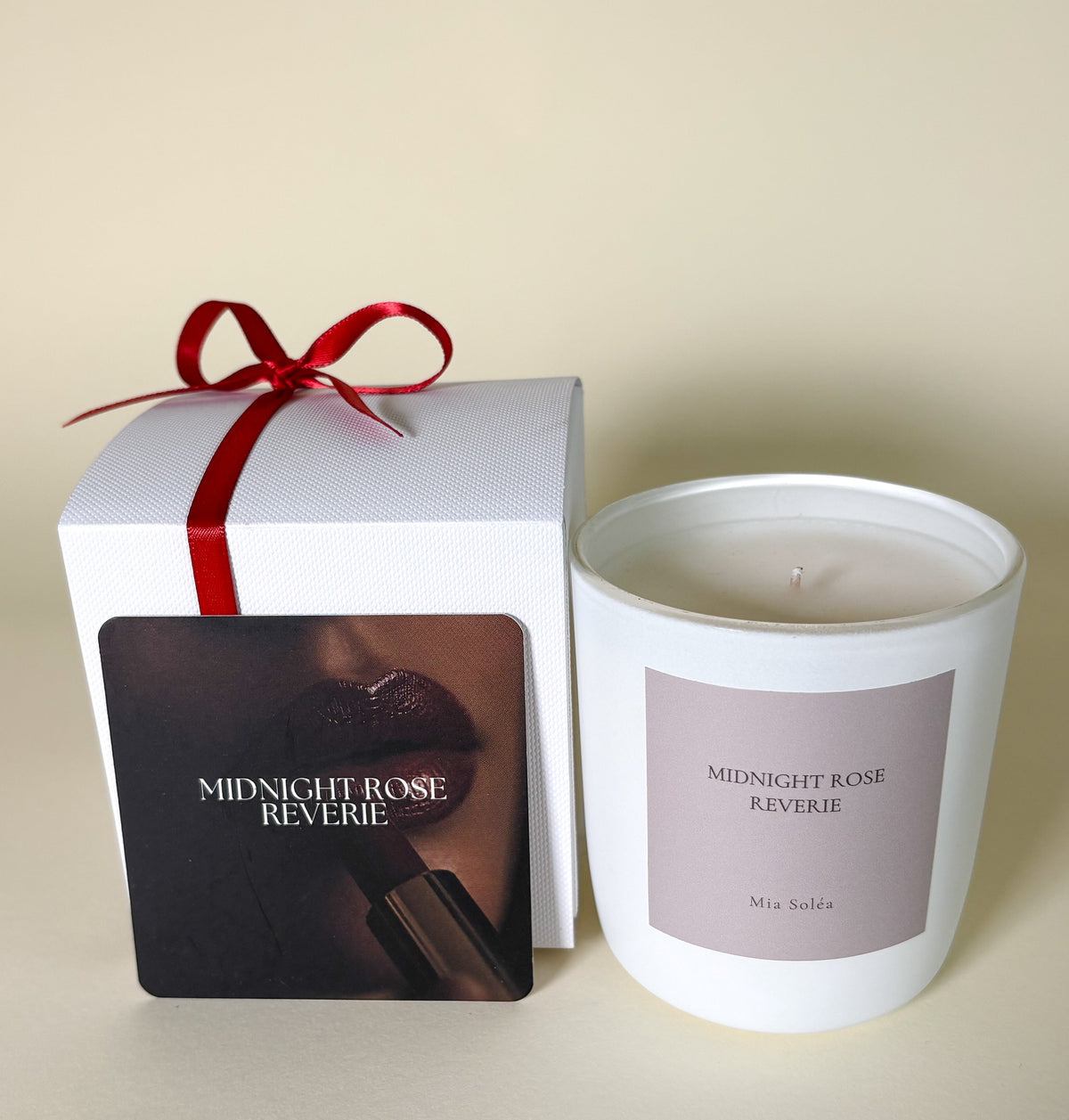 Warme Duftkerze mit Rose, Leder und Amber für ruhige Abende, stilvolle Einrichtung und moderne Home-Fragrance-Momente.