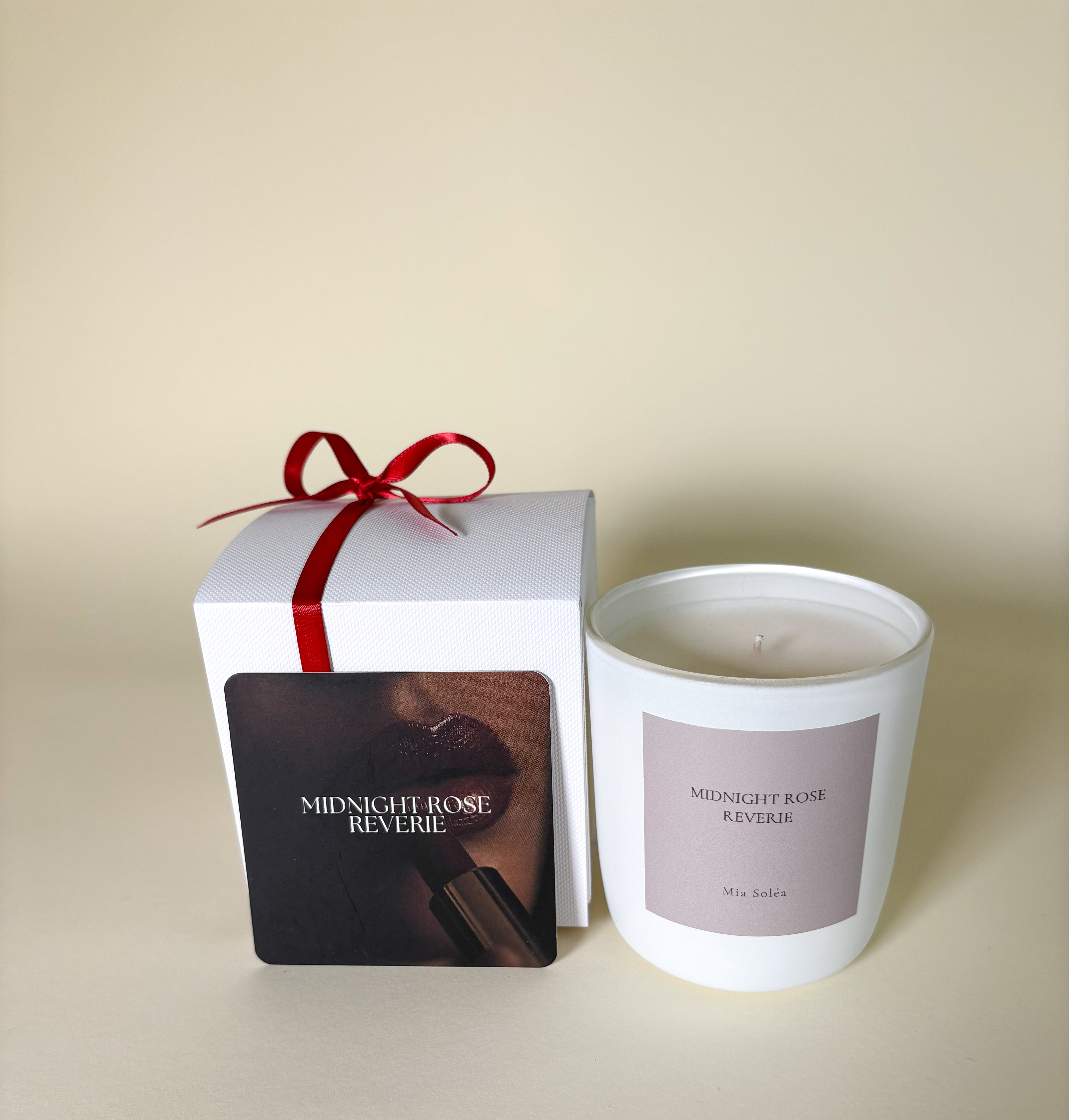 Warme Duftkerze mit Rose, Leder und Amber für ruhige Abende, stilvolle Einrichtung und moderne Home-Fragrance-Momente.