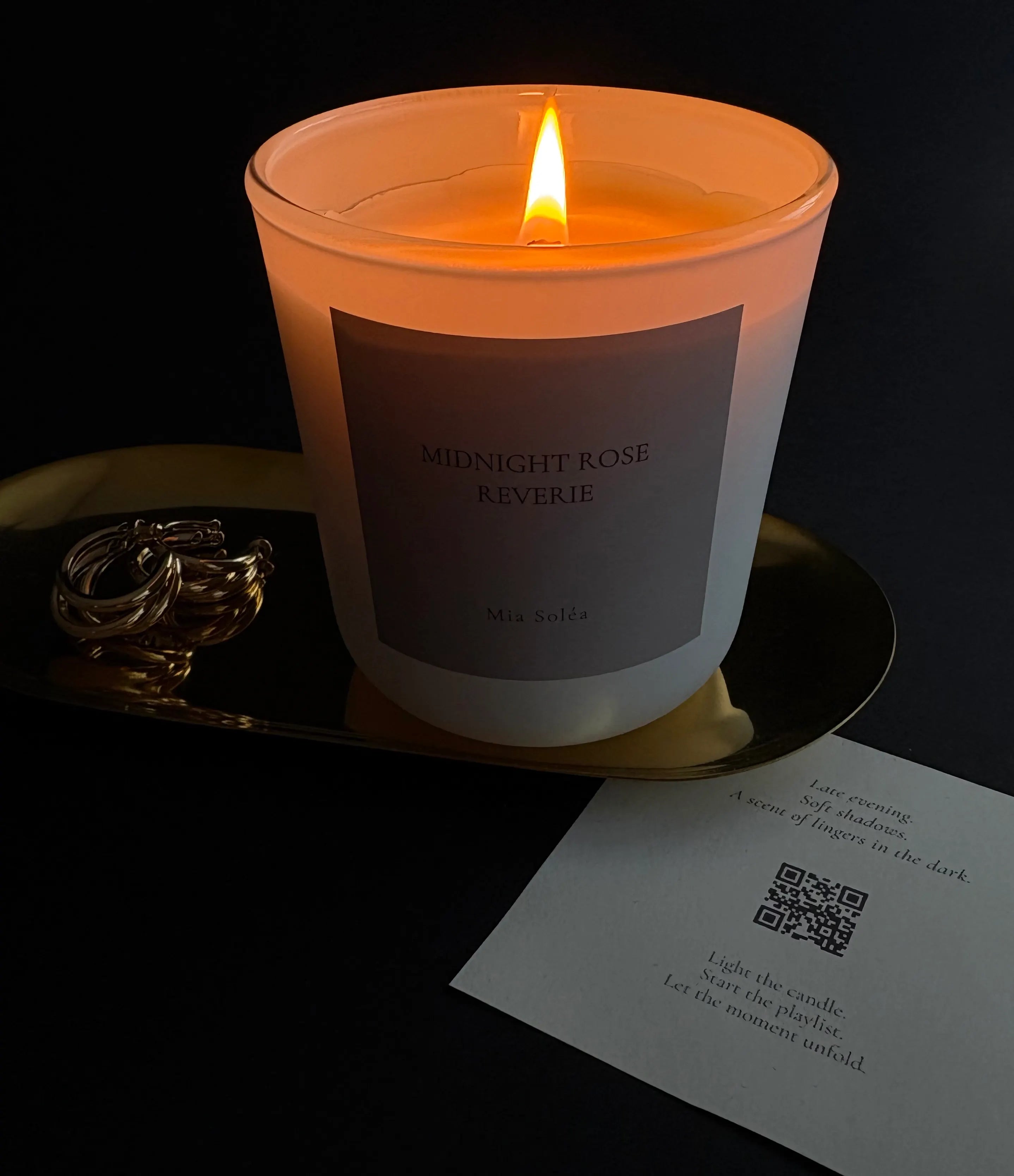 Elegante Duftkerze mit warmer Beleuchtung für entspannte Abendrituale und luxuriöse Momente.