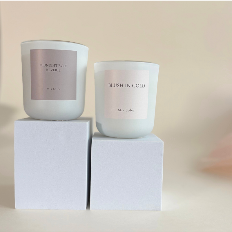 Luxuriöses Duftkerzen Set von Mia Soléa mit Blush in Gold und Midnight Rose Reverie inklusive Playlist.
