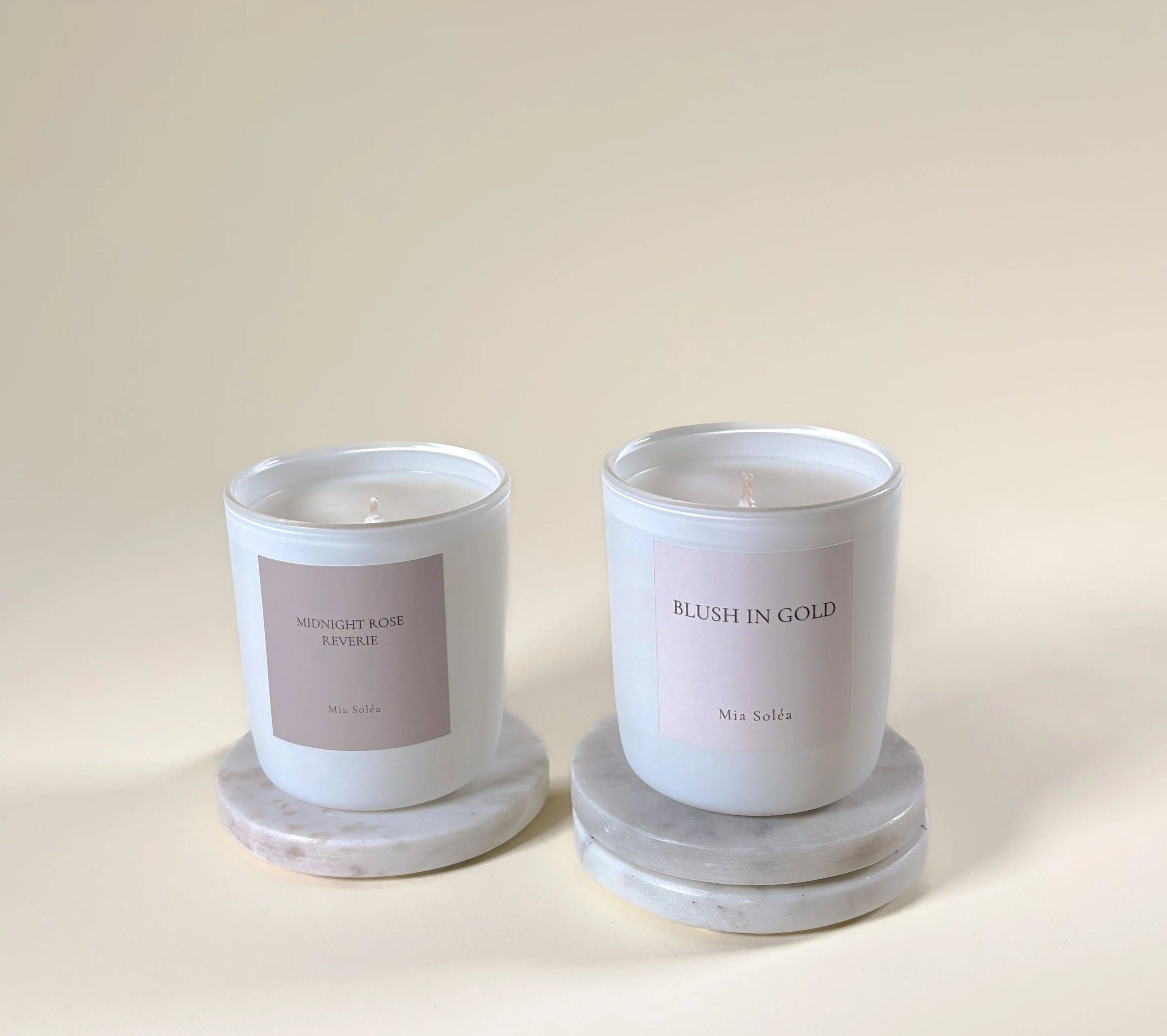 Luxuriöses Duftkerzen Set von Mia Soléa mit Blush in Gold und Midnight Rose Reverie inklusive Playlist.