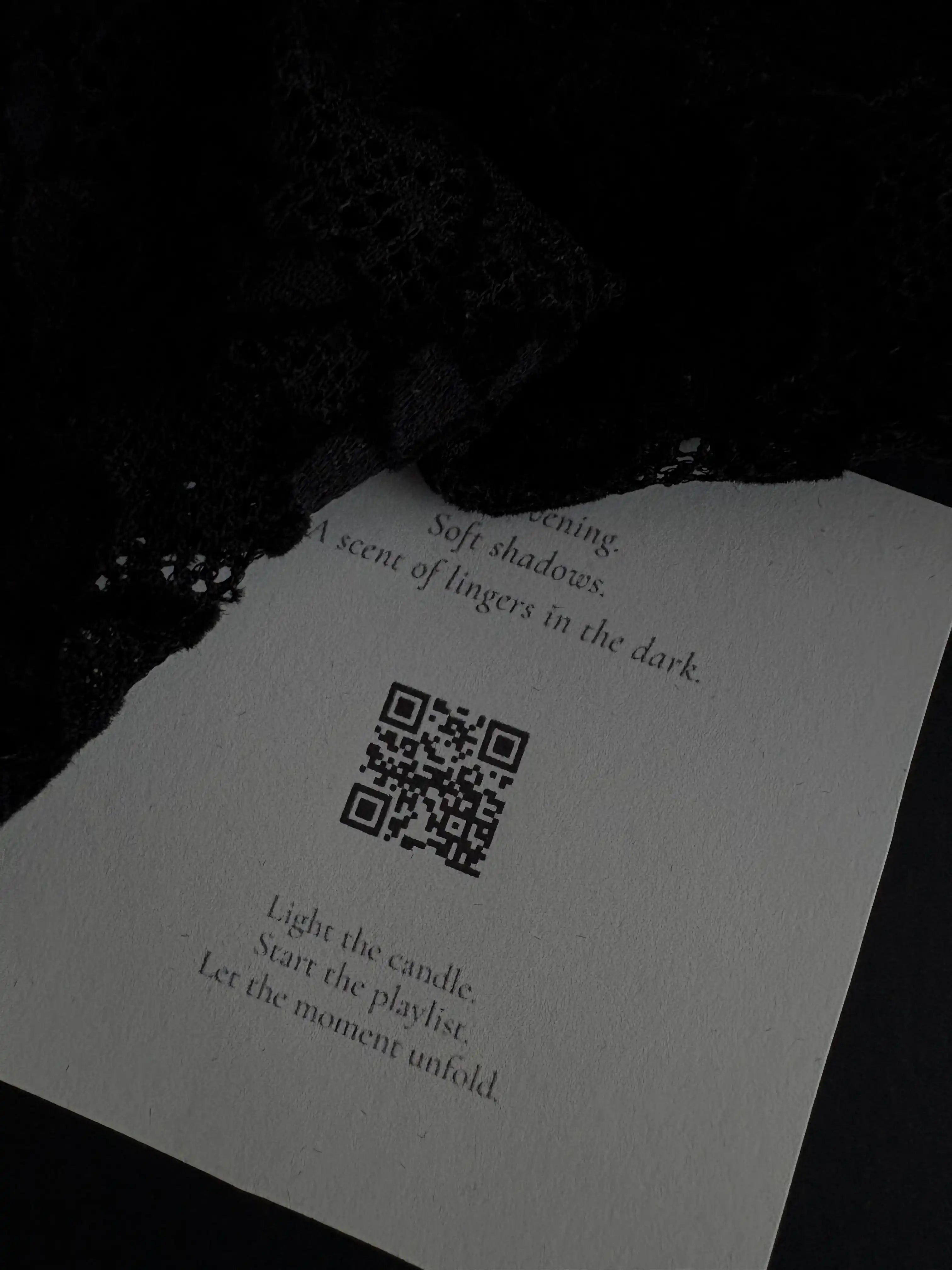 Elegante Ritualkarte mit Playlist QR-Code und schwarzer Spitze für die Duftkerze Midnight Rose Reverie.