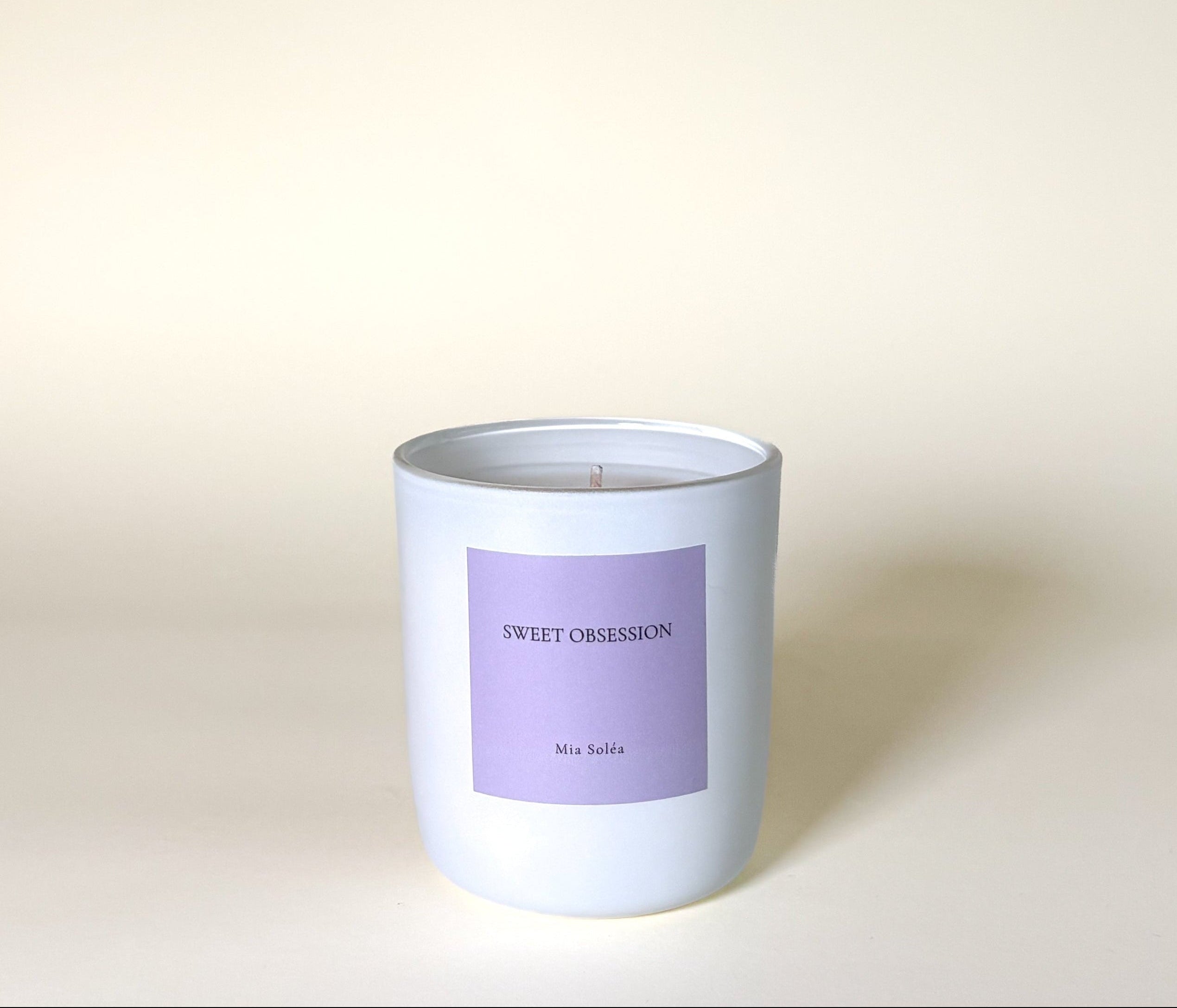 Luxuriöse Gourmand-Duftkerze mit Vanille, Amber, Iris und floralen Noten. Für elegante Wohnräume, moderne Interior-Looks und besondere Wohlfühlmomente.