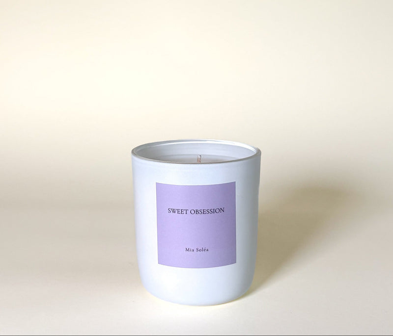 Luxuriöse Gourmand-Duftkerze mit Vanille, Amber, Iris und floralen Noten. Für elegante Wohnräume, moderne Interior-Looks und besondere Wohlfühlmomente.