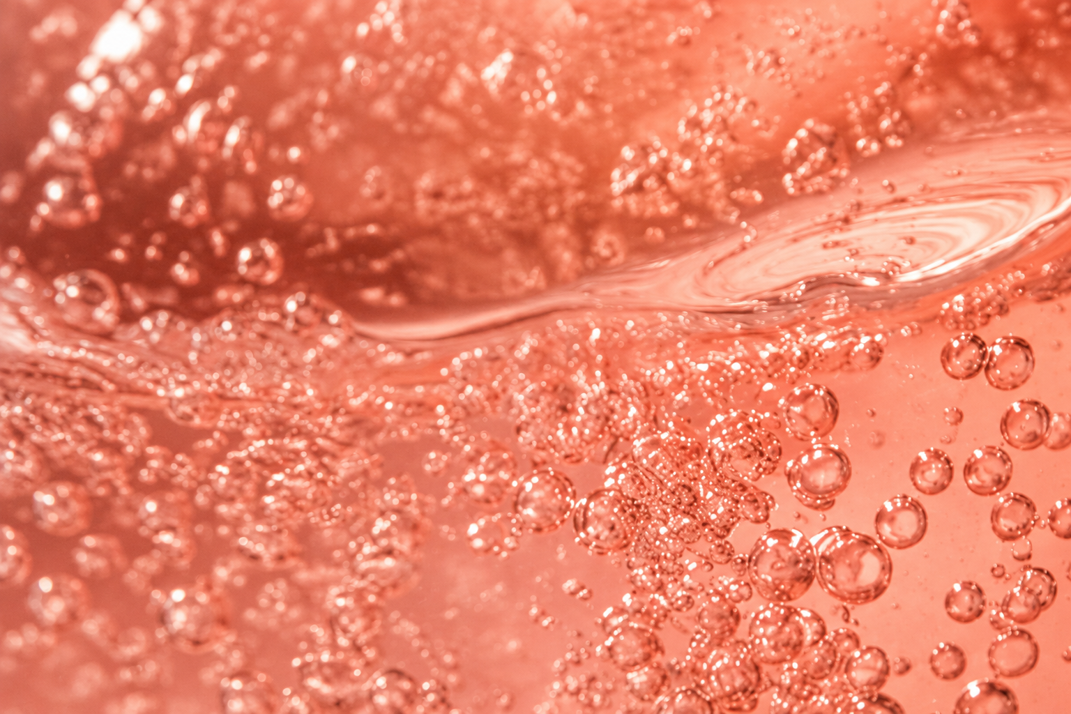 Parfum-inspirierte Duftkerze mit Pink Citrus, Rosé-Akkorden und weichem Moschus. Rosé Skyline von Mia Soléa verbindet die Atmosphäre von Rooftop-Bars, warmem Abendlicht und einer passenden Playlist zu einem luxuriösen Duftmoment.