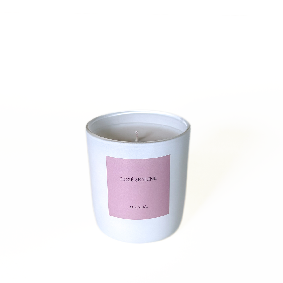 Frontansicht der Mia Soléa Duftkerze Rosé Skyline – elegante handgefertigte Duftkerze mit parfum-inspirierter Duftkomposition im roséfarbenen Kerzenglas