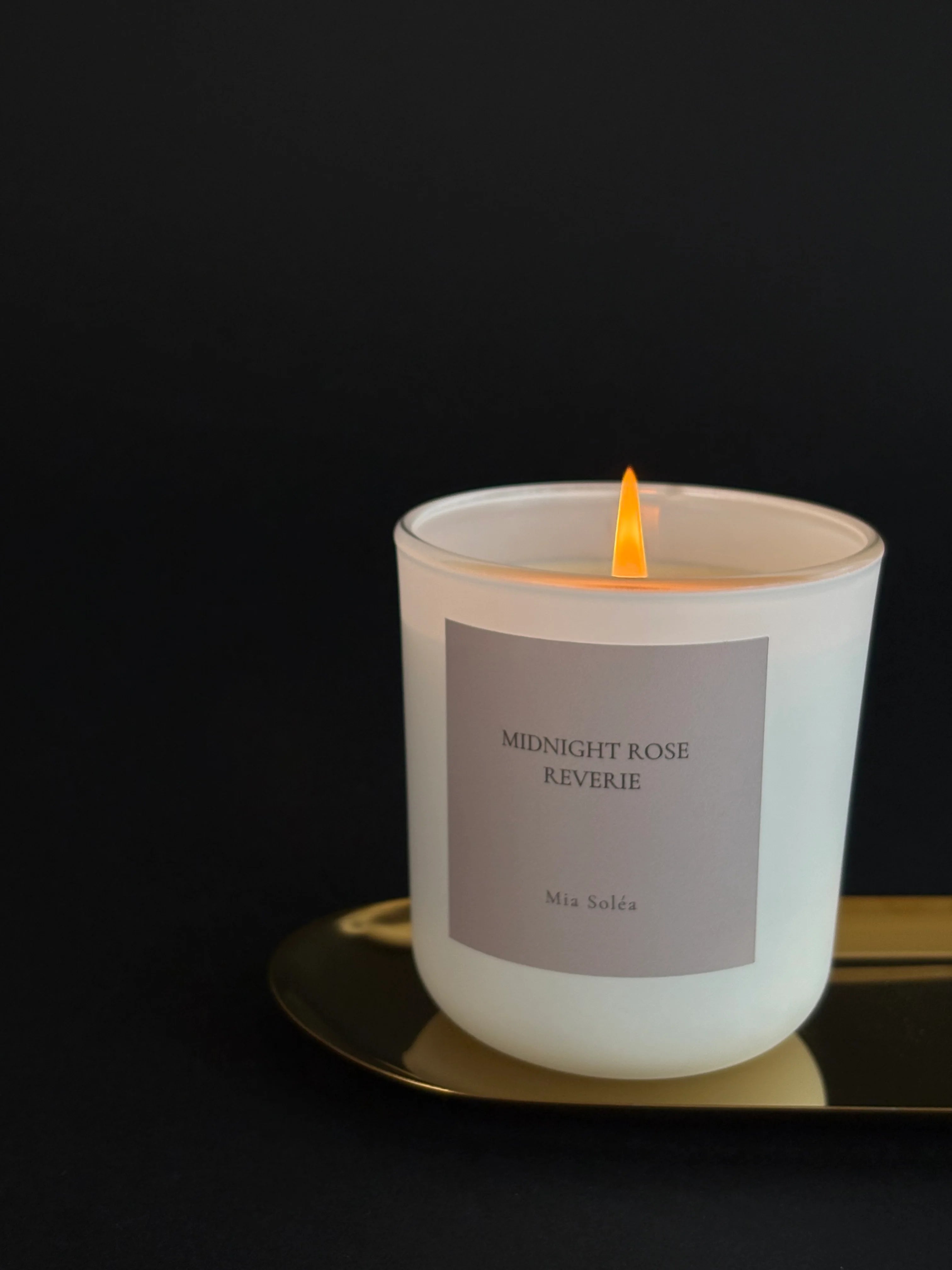 Brennende Duftkerze Midnight Rose Reverie mit warmer Abendstimmung und luxuriöser Atmosphäre.