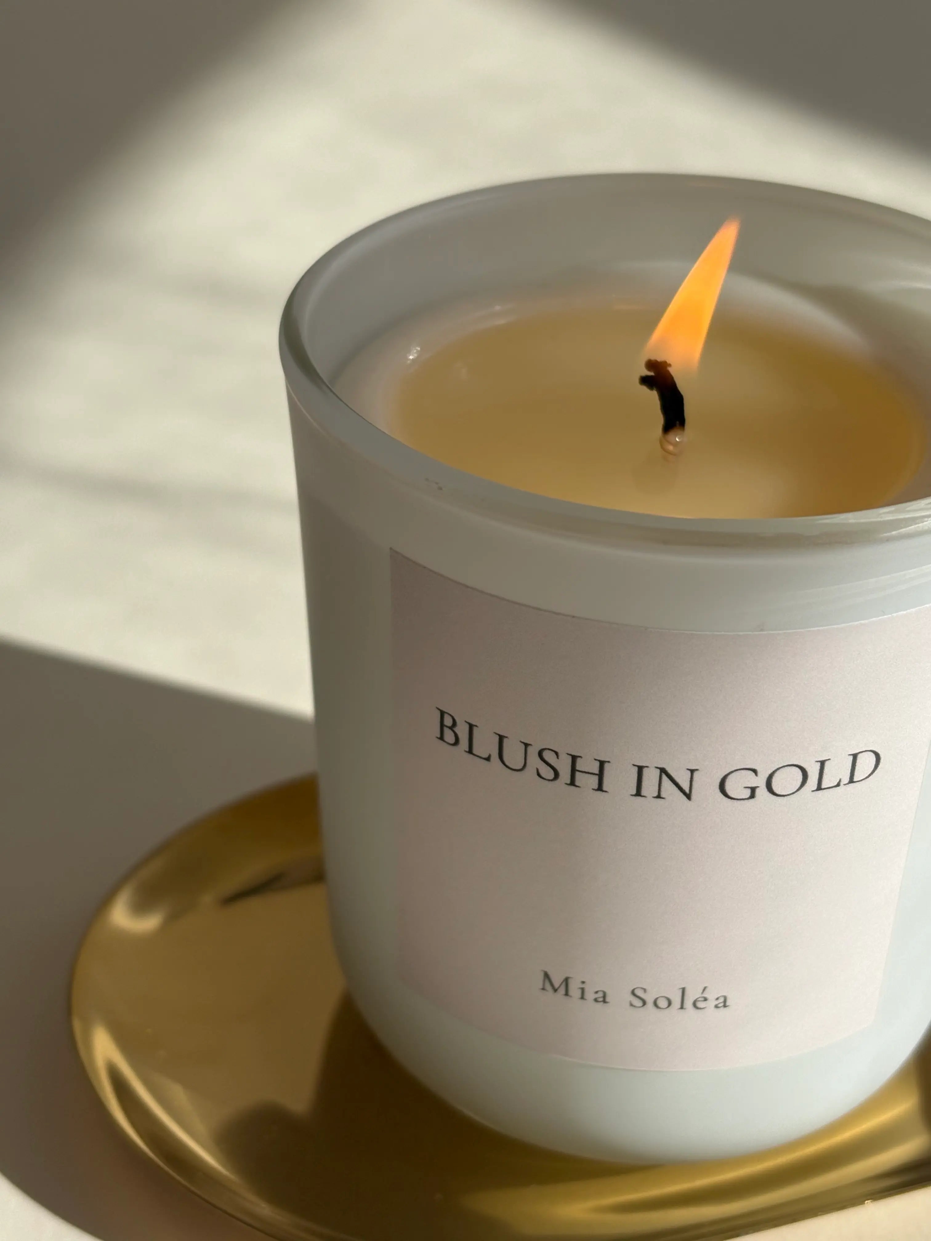 Brennende Duftkerze Blush in Gold mit warmer eleganter Stimmung und luxuriösem Duft.