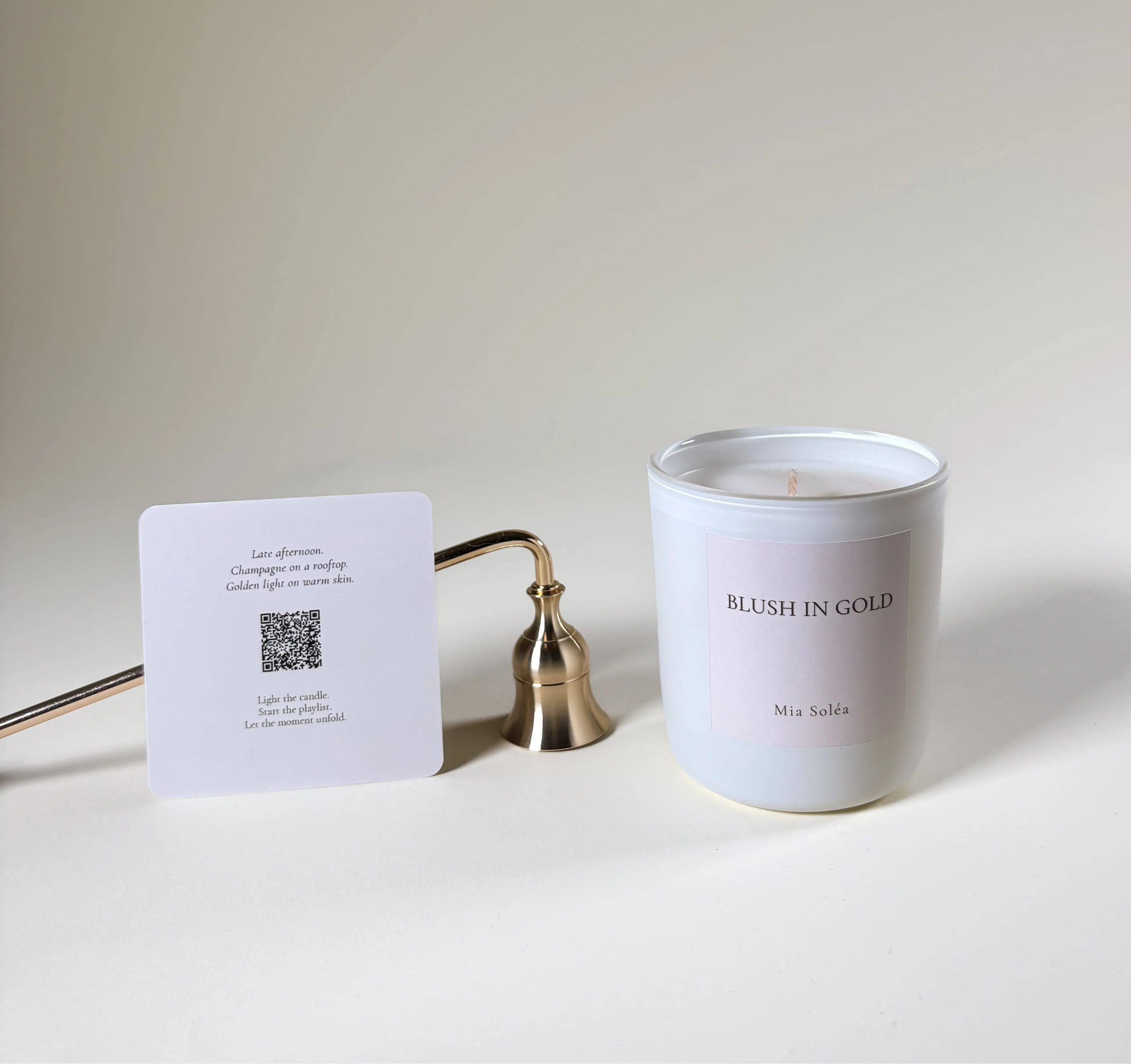 Blush in Gold Duftkerze mit Playlist-Karte. Warme florale Noten, sanftes Licht und eine kuratierte Playlist für besondere Momente.