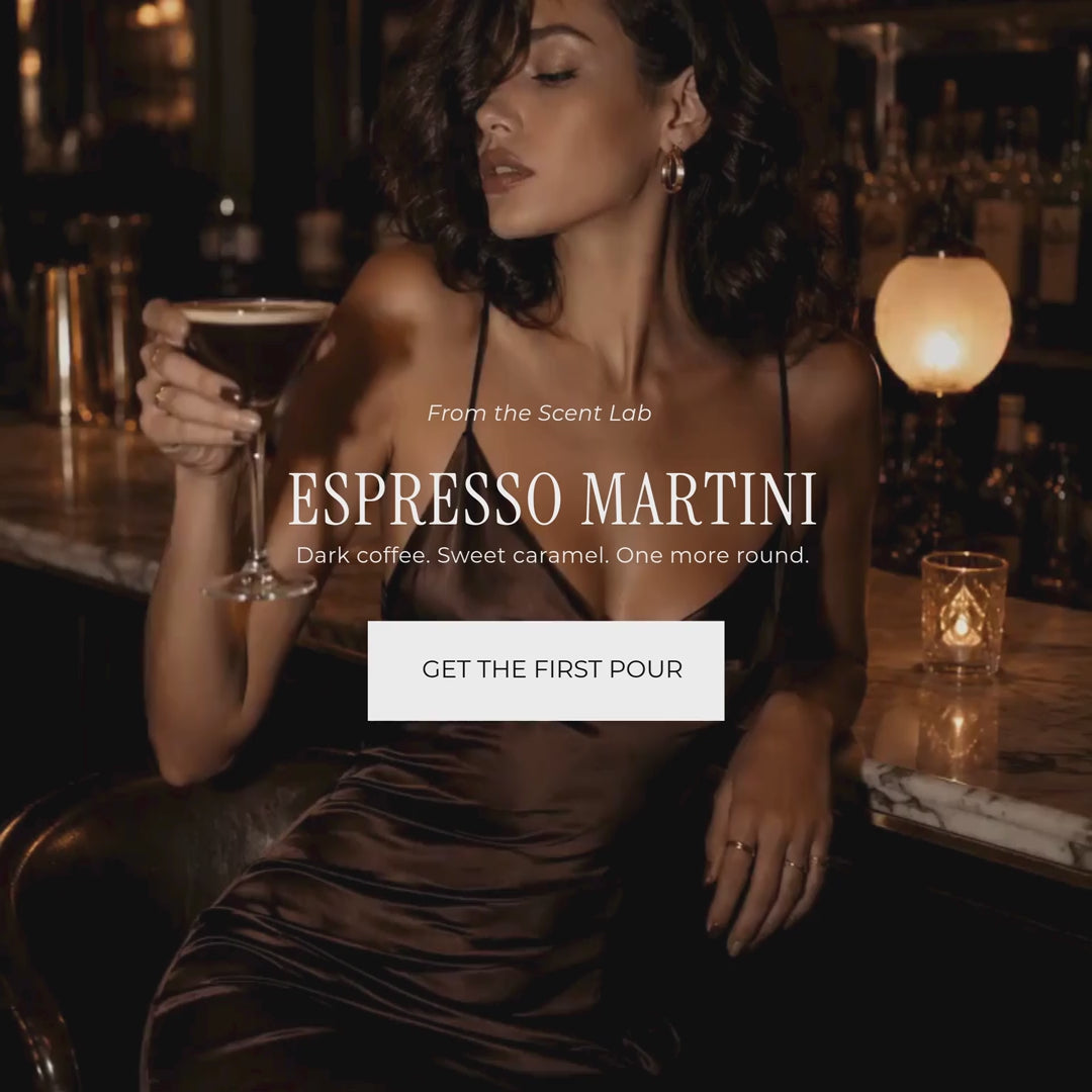 Luxuriöse Duftkerze mit Espresso, Vanille, Karamell und Kakao. Inspiriert von stilvollen Cocktailabenden, Dinnerpartys und modernen Gourmand-Düften.