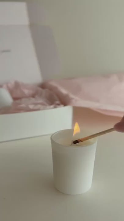 Kurzes Video einer brennenden Duftkerze aus der Candle Love Box mit Fokus auf Atmosphäre, Musik und Selfcare-Moment.
