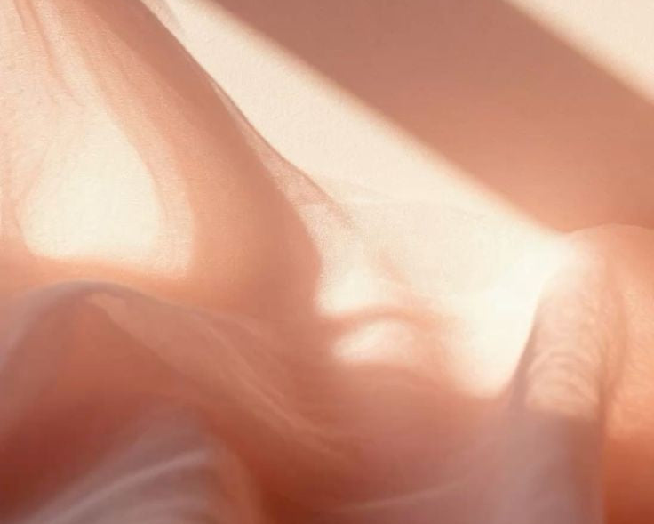 Luxuriöse Duftkerze Rosé Skyline von Mia Soléa mit Pink Pomelo, Rosé Champagne und Soft Musk – inspiriert von Rooftop-Abenden.